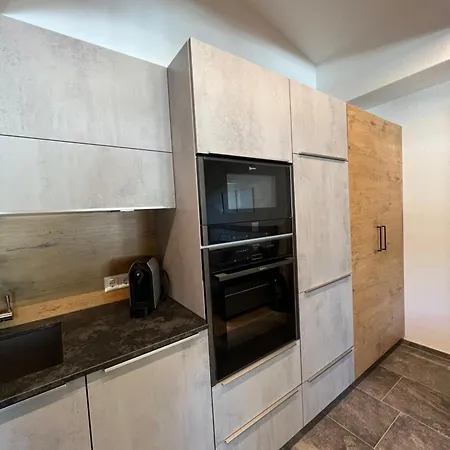 Innapartment 4 *
